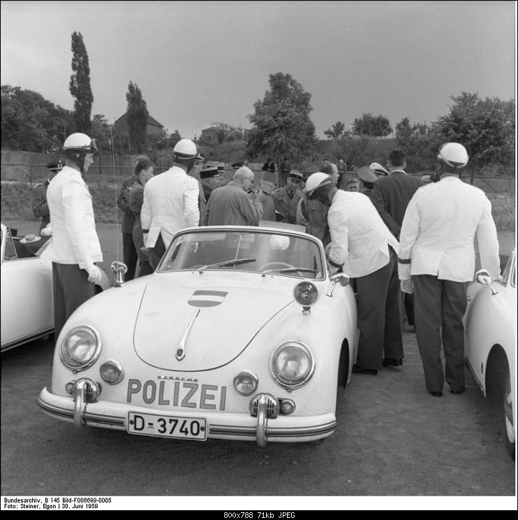 Klicke auf die Grafik für eine größere Ansicht

Name:	Bundesarchiv_B_145_Bild-F006699-0005,_Autobahnpolizei_NRW,_Besuch_aus_Frankreich.jpg
Hits:	872
Größe:	71,4 KB
ID:	20190